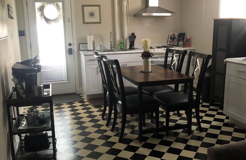 Hickory Apartment | Cozy Suite on Cedars 1300sq ft (ONE LEVEL)