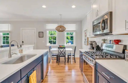 Durham House | COZY SUN FILLED HOME/MODERN VILLA NEAR DOWNTOWN