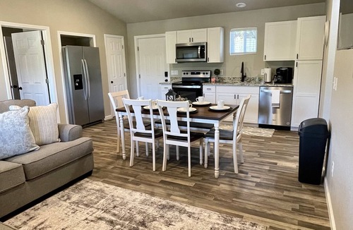 Franklin House | Cozy Sunset Retreat with a Beautiful Mountain View!