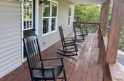 Franklin House | Cozy Sunset Retreat with a Beautiful Mountain View!