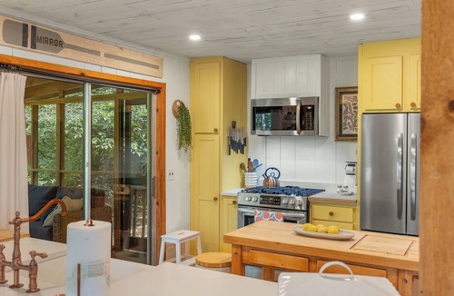 Mirror Lake Cottage | Cozy three bed home in Mirror Lake area just outside of a mile from downtown