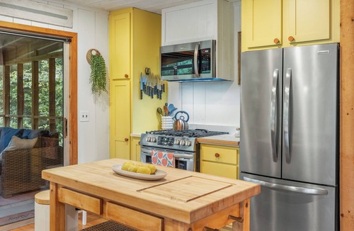 Mirror Lake Cottage | Cozy three bed home in Mirror Lake area just outside of a mile from downtown