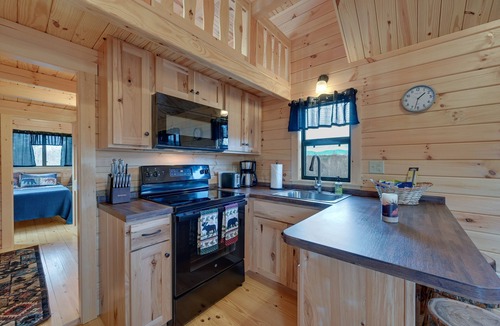Traphill Cabin | Cozy Traphill Cabin Rental w/ Deck & Porch!