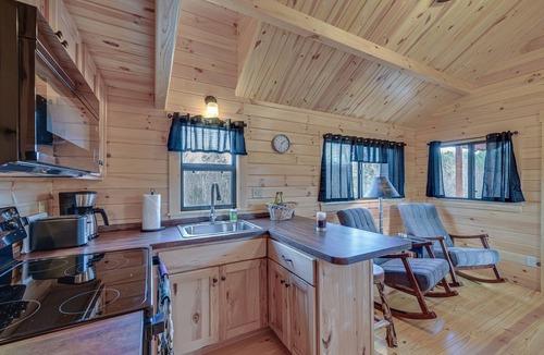 Traphill Cabin | Cozy Traphill Cabin Rental w/ Deck & Porch!
