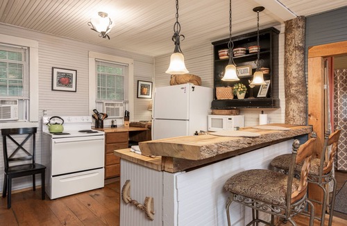 Zirconia Cottage | Cozy Tree House Cottage - Fireplace & Hot Tub