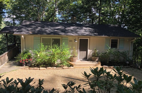 Mirror Lake Cottage | Cozy Yet Modern Cottage. Pet Friendly. 1.3 Miles to Town. Mountain Views.
