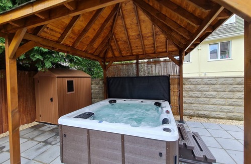 Bournemouth City Centre Villa | Cragside Villa with Hot Tub