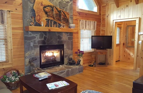 Maggie Valley Cabin | Crazy Wolf is a cozy 2 bedroom cabin close to the heart of Maggie Valley, Hot Tub, WiFi, AC.