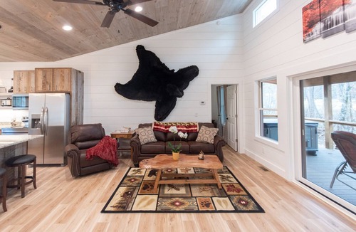 Franklin Cabin | Creek front, Hot Tub, Starlink Wi-Fi, Firepit