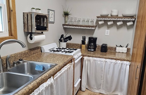 Hot Springs Cottage | Creek Life Cottage is a place where you can relax and unwind on the creek.