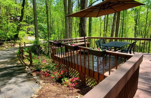Maggie Valley House | Creekside Cabin in Maggie Valley Country Club with Club Pool access -2 King beds