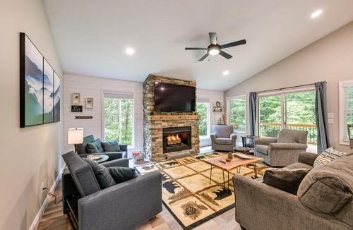 Franklin House | Creekside Cabin in Franklin about 8 Mi to Downtown!