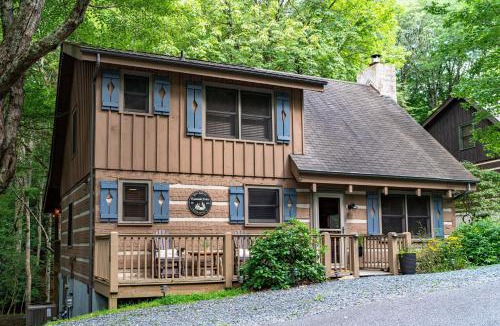 Seven Devils House | Creekside Cabin - Seven Devils,NC - Pet-Friendly, Close to Hiking & Fishing, and Family Games!