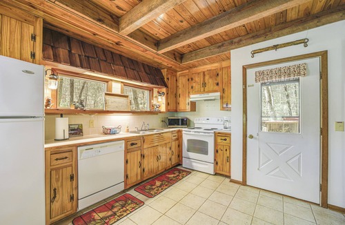 Whittier Cabin | Creekside Cabin w/Deck & Grill in Whittier!