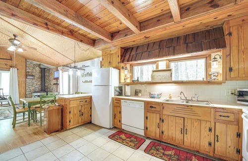 Whittier Cabin | Creekside Cabin w/Deck & Grill in Whittier!