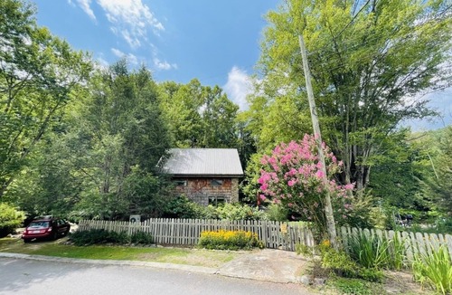 Hot Springs Cottage | Creekside Fairytale Cottage-Hot Tub-Cozy Fireplace