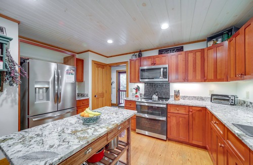 Sapphire House | Creekside Family Retreat by Waterfalls & Hiking!