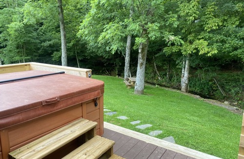 Burnsville House | Creekside home with hot tub within 30 mins to Asheville