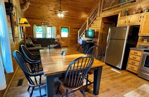 Robbinsville Cabin | Creekside Log Cabin, Ideal Family Vacation! Hot tub, Fire Pit, Tubing, Fishing