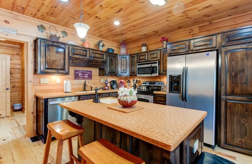 Black Mountain Cabin | CREEKSIDE LOG HOME: NEXT TO CREEK/CLOSE TO TOWN/HOT TUB/TRAILS/PETS OK