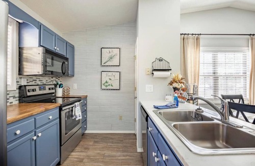 Franklin Villa | Creekside Mountain Villa in Gated Golf Course Neighborhood, Fireplace, & EV