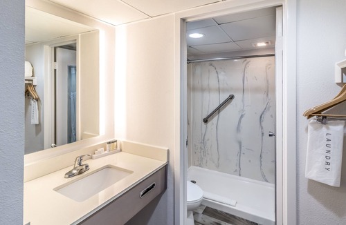 Pine Knoll Shores Hotel | Crystal Coast Oceanfront Hotel