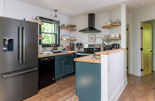 Hendersonville Apartment | Custom Modern Cabin next to Winery