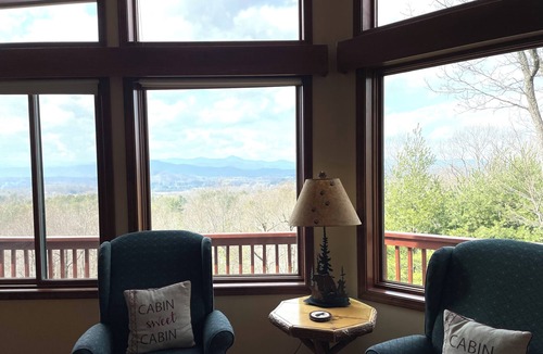 Hendersonville House | Custom mountainside home - year round Mountain View - Convenient location