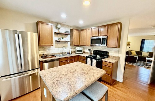 Greensboro House | Cute 3 Bedroom Home centrally located in the Triad.