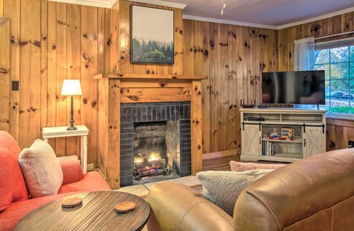 Balfour House | Cute and Cozy Hendersonville Getaway with Yard!