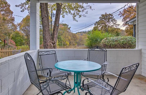 Balfour House | Cute and Cozy Hendersonville Getaway with Yard!