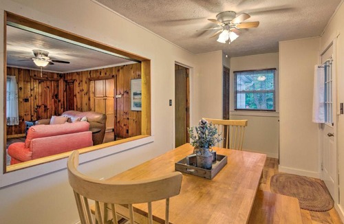 Balfour House | Cute and Cozy Hendersonville Getaway with Yard!