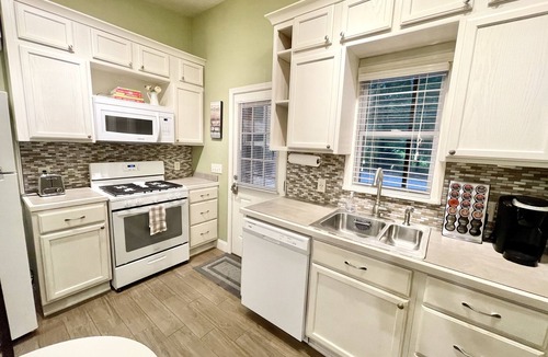Forest City House | Cute and cozy in wooded area near TIEC