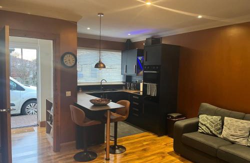 Bathgate Villa | Cute Cottage Central Bathgate Inc Sofa Bed