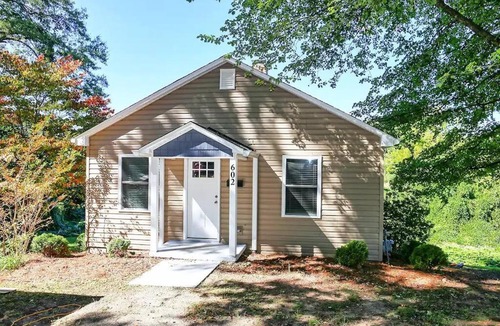 Lincolnton House | Cute Downtown Cottage in Lincolnton
