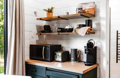 Guntersville Cabin | Cute Elevated Tiny House with Private Hot Tub for Romantic Escapes in Alabama