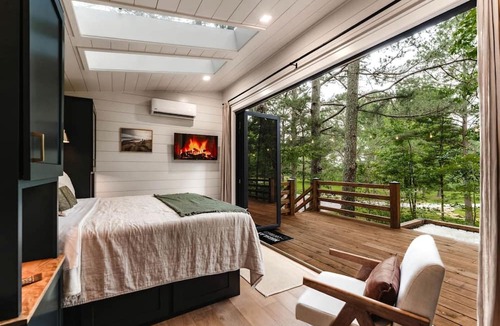 Guntersville Cabin | Cute Elevated Tiny House with Private Hot Tub for Romantic Escapes in Alabama