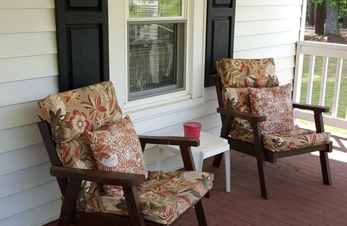 Bynum Cottage | Cute Home Next To Jordan Lake Access
