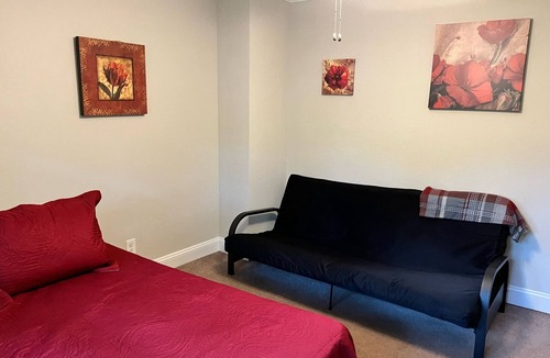 Villa Heights House | Cute Townhome 9 min to Uptown, Queen & Full Beds+YoutubeTV+Redzn