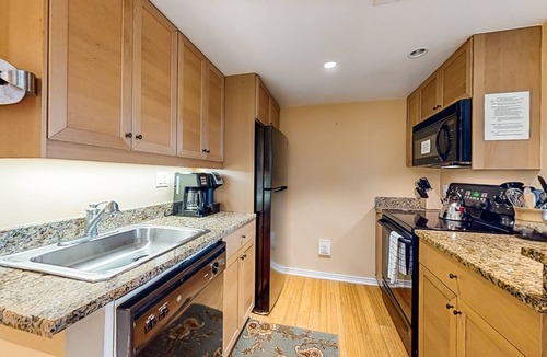 Downtown Asheville Condo | Cute updated condo - steps to downtown, great for business travel