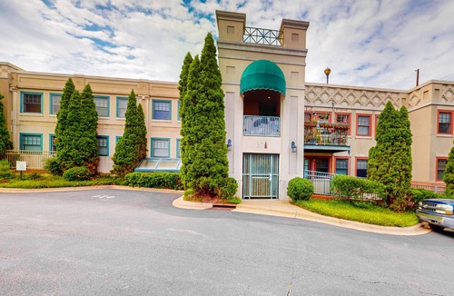 Downtown Asheville Condo | Cute updated condo - steps to downtown, great for business travel