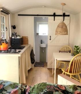 Mold House | Cwt Cen y Coed
