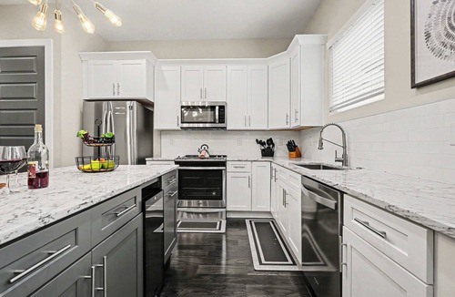 Hadley - Washington House | Cypress-Private Rooftop w/fire pit-Mins 2 Broadway