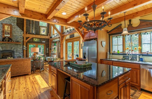 Banner Elk Cabin | D'Coys Nest- Secluded home on 4 acres, beautiful views, hot tub, fire pit