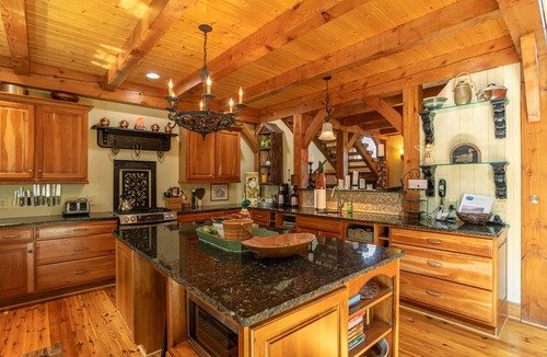 Banner Elk Cabin | D'Coys Nest- Secluded home on 4 acres, beautiful views, hot tub, fire pit