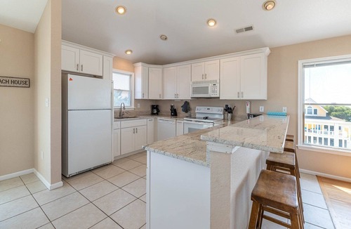 Carolina Dunes House | D3905 Flip Flop Inn. Courtyard w/Pool, Hot Tub, Well-Maintained, WiFi