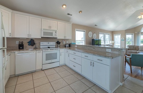 Carolina Dunes House | D3905 Flip Flop Inn. Courtyard w/Pool, Hot Tub, Well-Maintained, WiFi