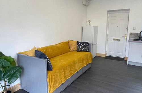 Earls Barton Cottage | DAISY, pet friendly, character holiday cottage in Northampton
