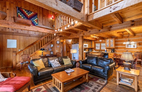 Boone Cabin | Daniel Boone Lodge- Hot Tub-Pet Friendly-Pool Table-Nearby New River