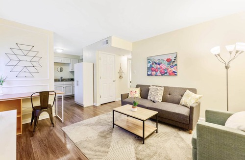 Durham Apartment | ★Dapper Digs★ King Bed ★ Long Term Stays ★ Duke★